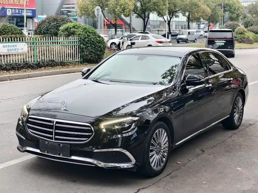 Mercedes-Benz E-Class — фото 1