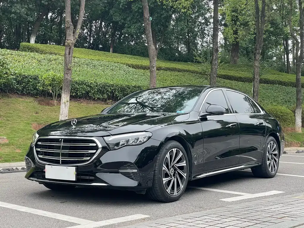 Mercedes-Benz E-Class — фото 1