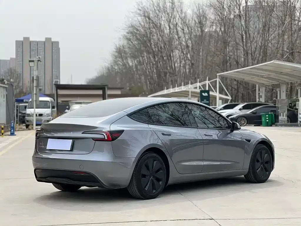 Tesla Model 3 — фото 5