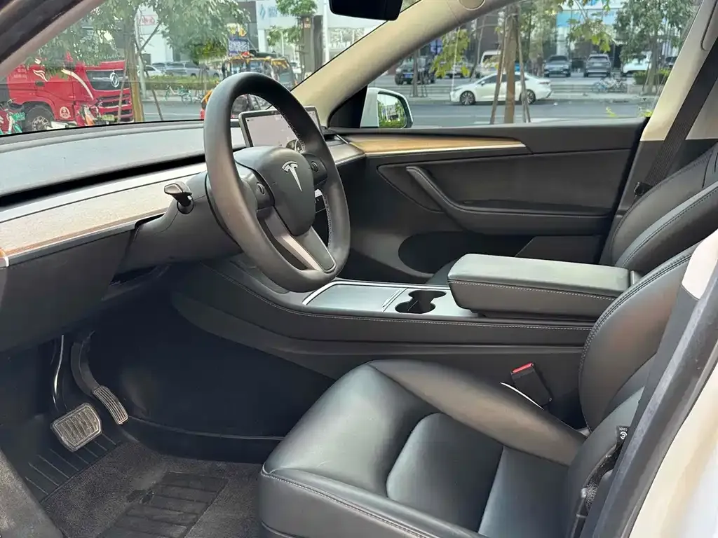 Tesla Model Y — фото 3