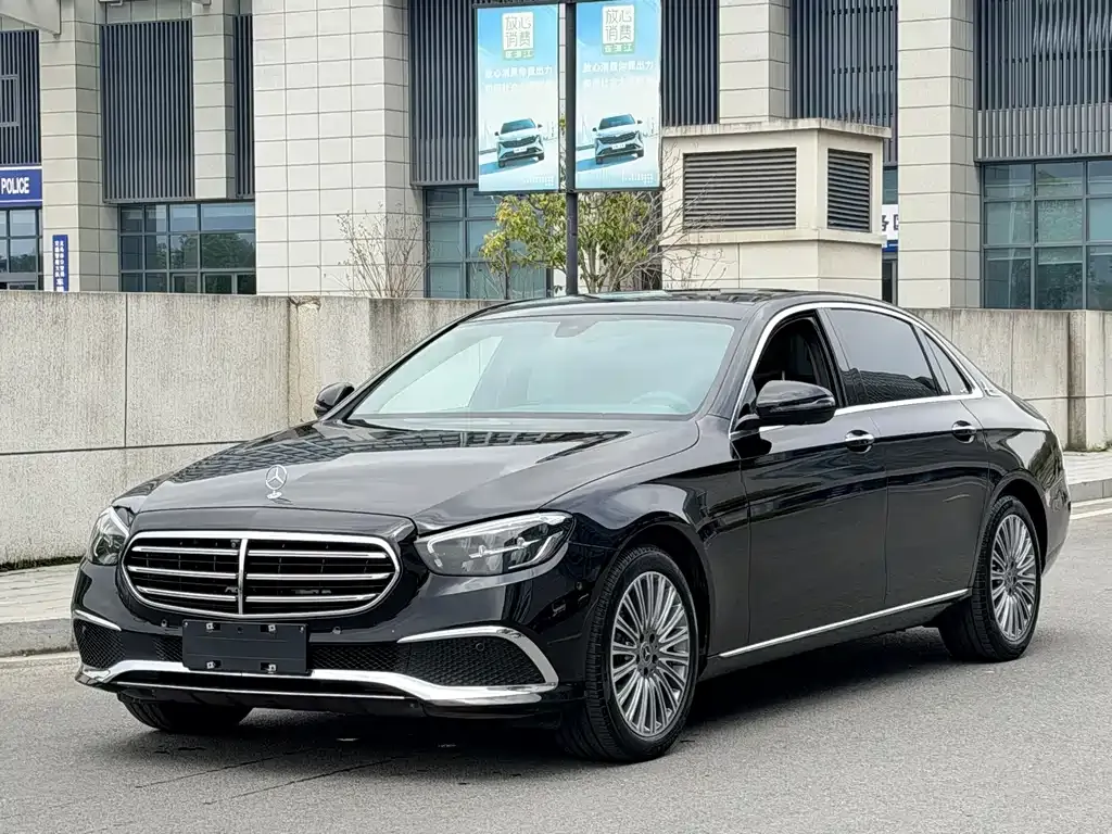 Mercedes-Benz E-Class — фото 1