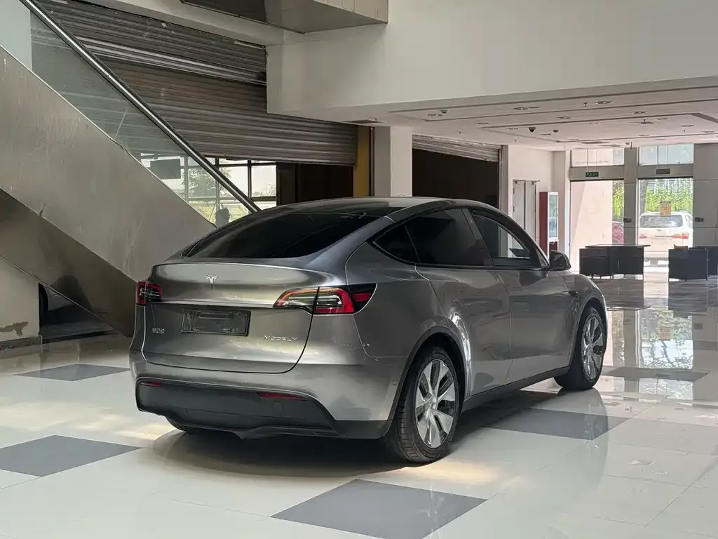 Tesla Model Y — фото 5