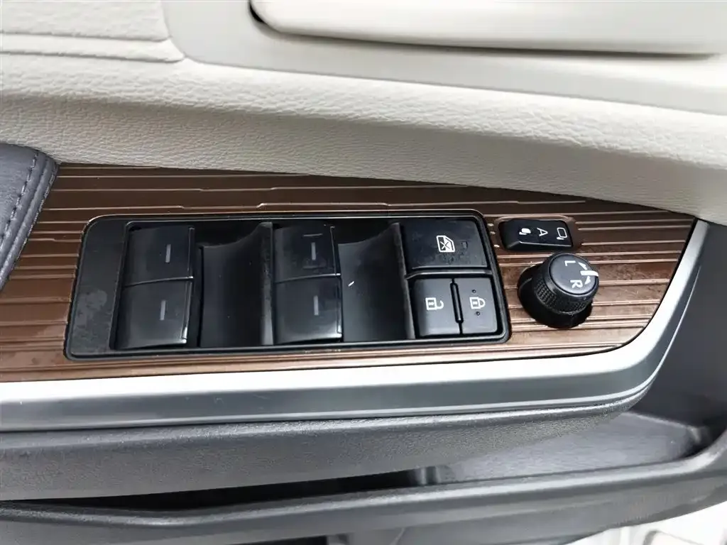 Toyota Sienna — фото 8