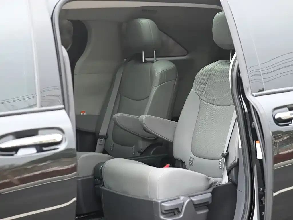 Toyota Granvia — фото 6