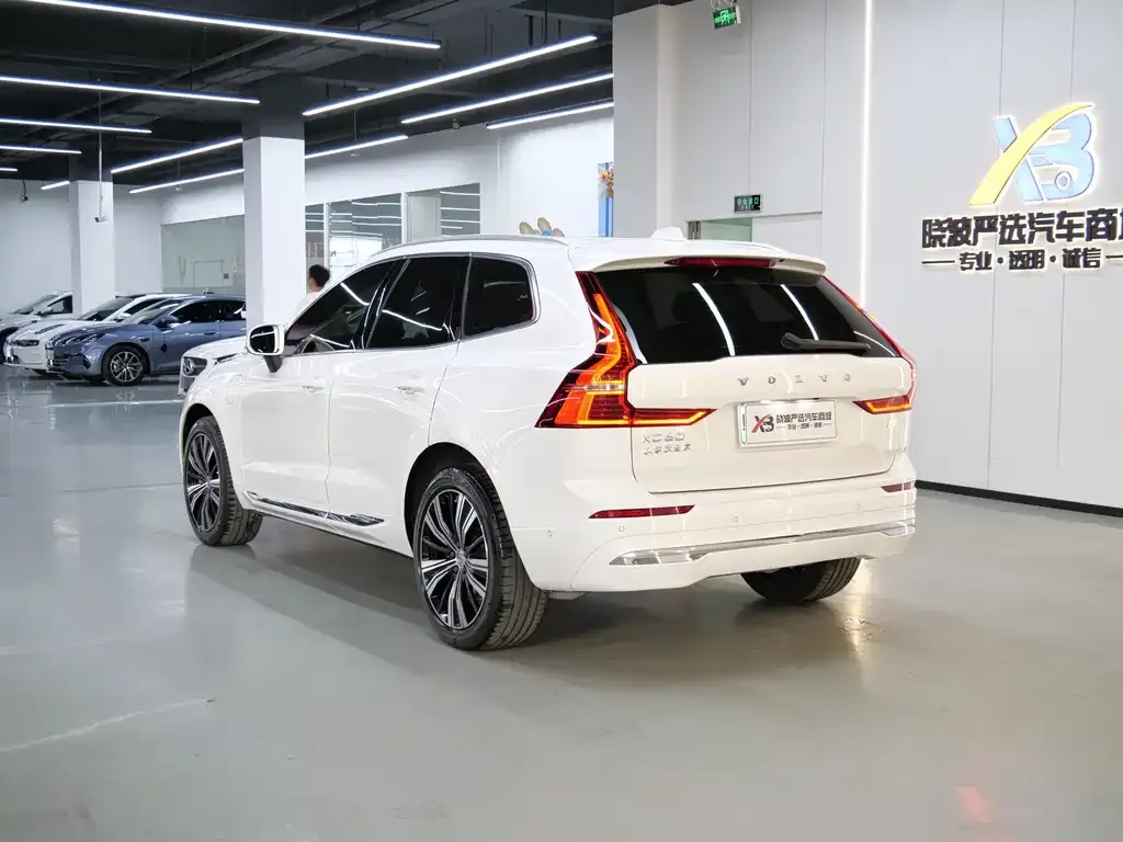 Volvo XC60 PHEV — фото 8