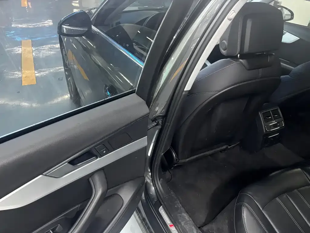 Audi A4L 2022 из CN, фото 4