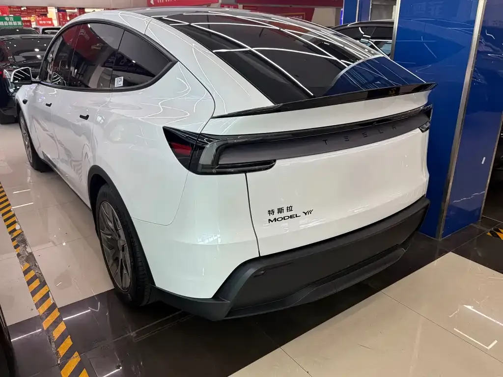 Tesla Model Y L — фото 7