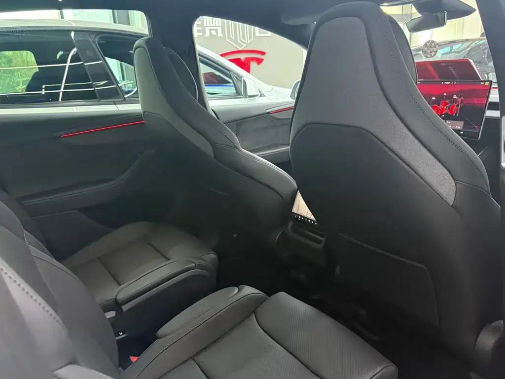 Tesla Model Y L — фото 3