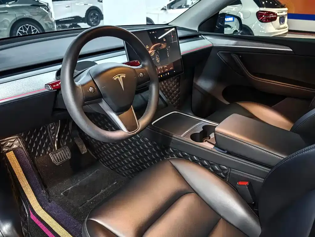 Tesla Model Y — фото 10