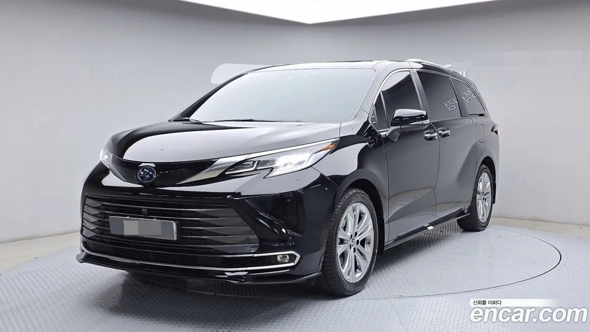 Toyota Sienna — фото 1