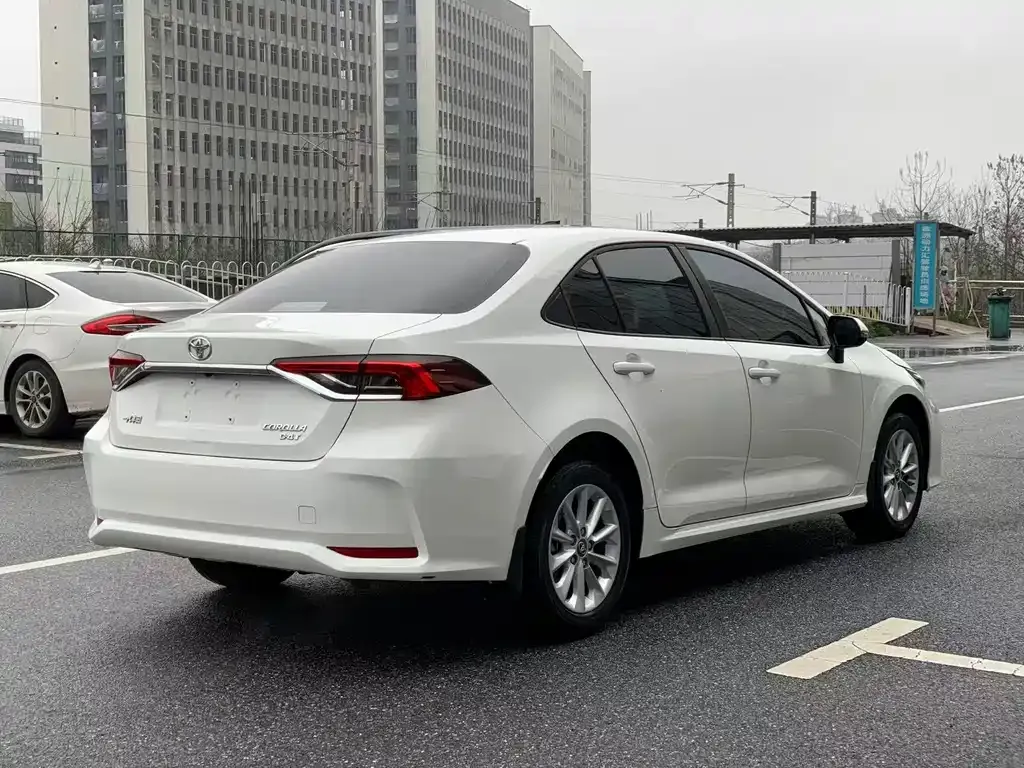 Toyota Corolla — фото 10