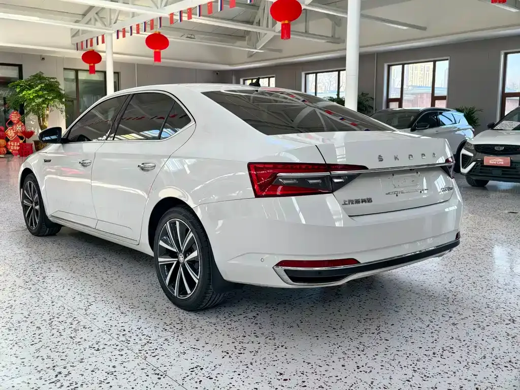 Skoda Superb — фото 5