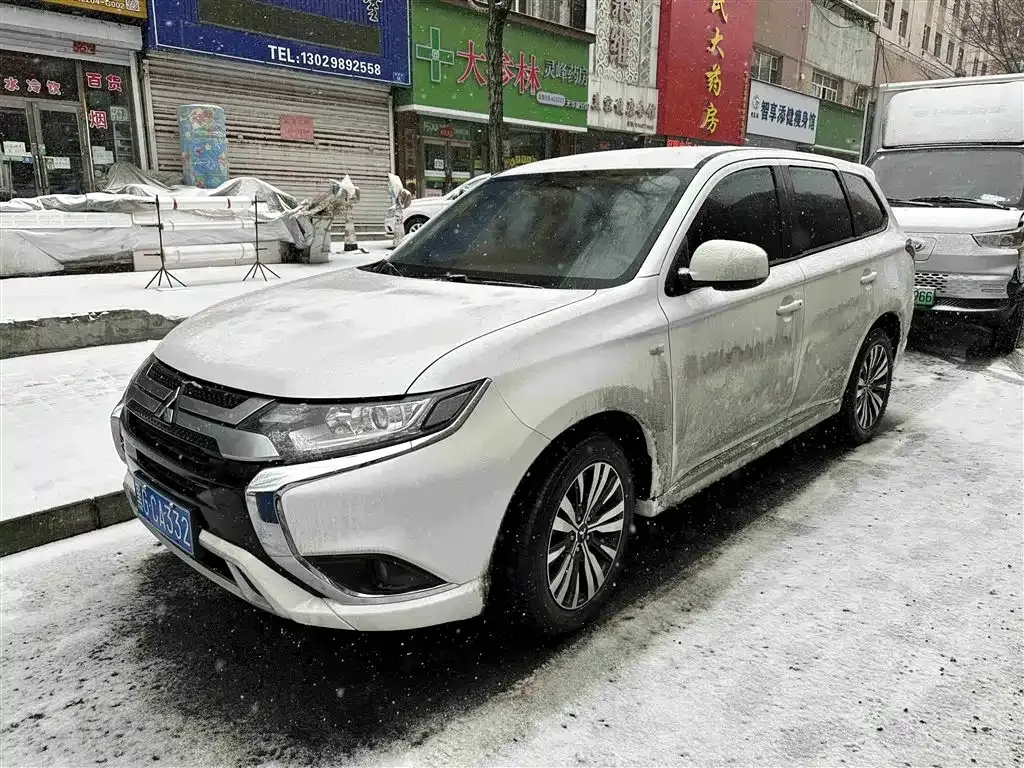 Mitsubishi Outlander — фото 1