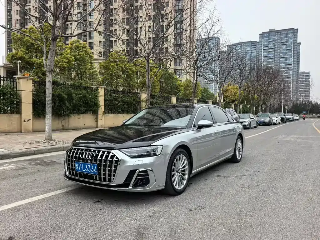 Audi A8 — фото 1