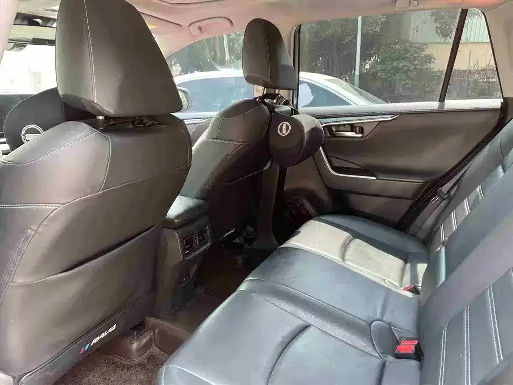 Toyota RAV4 — фото 2