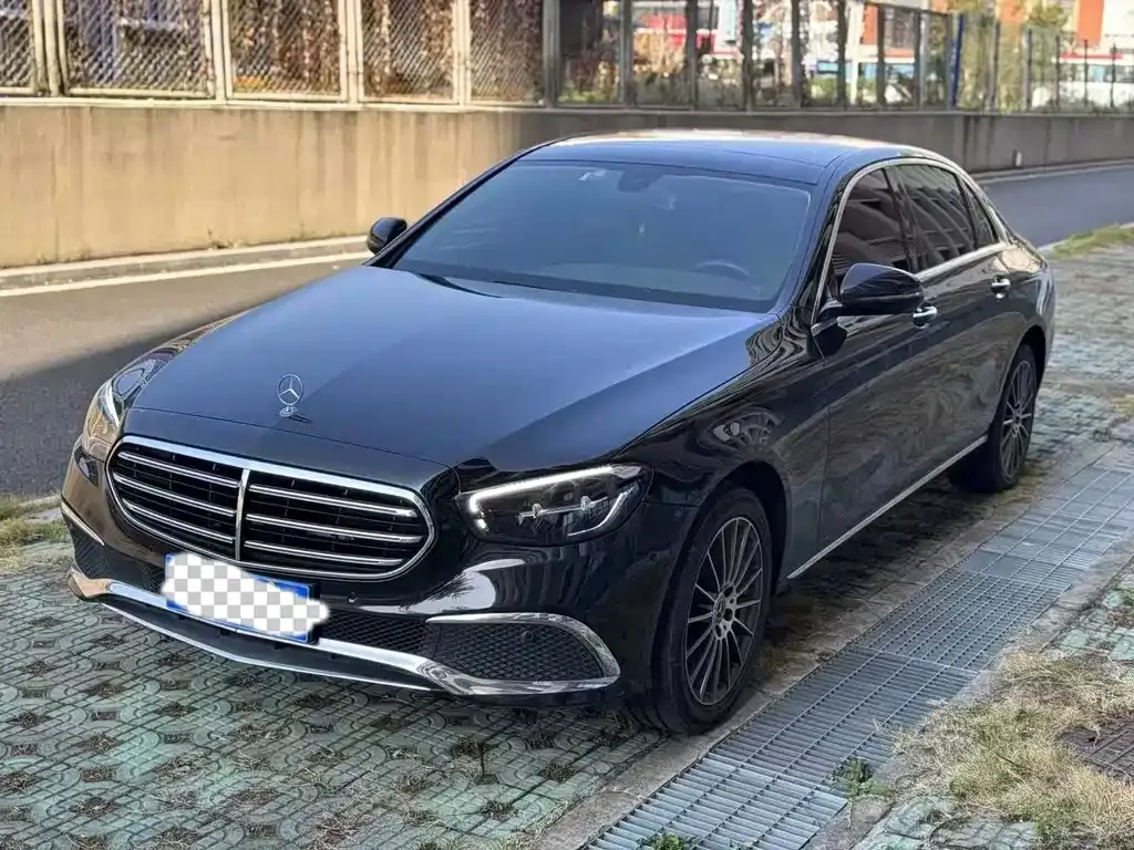 Mercedes-Benz E-Class — фото 1