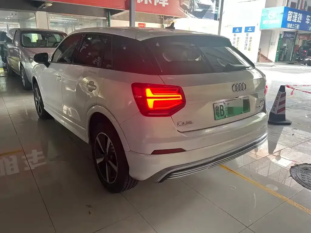 Audi Q2L e-tron — фото 2