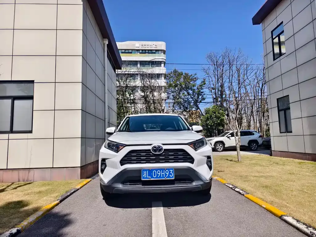 Toyota RAV4 2023 из CN, фото 1