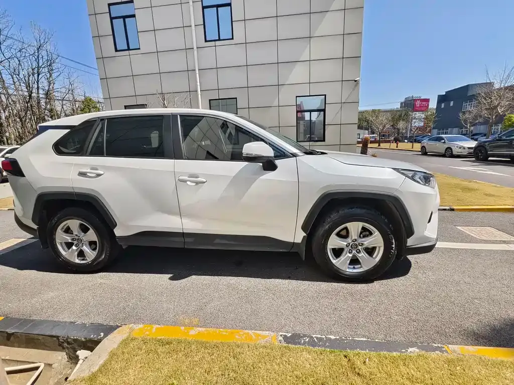 Toyota RAV4 2023 из CN, фото 4