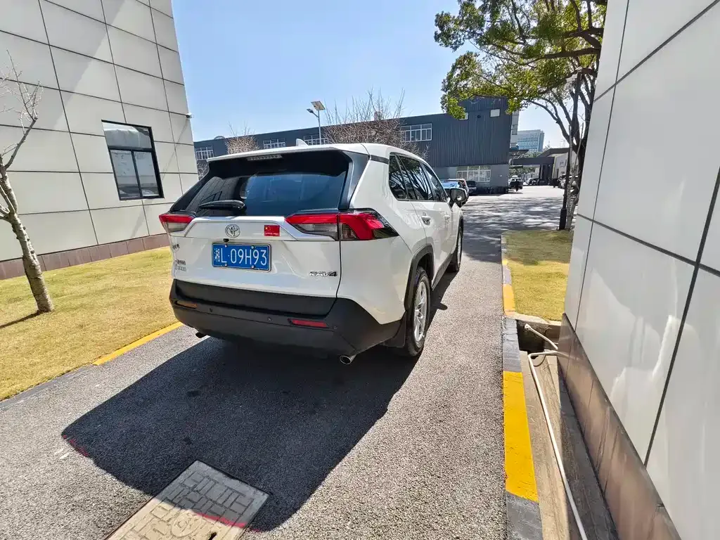 Toyota RAV4 2023 из CN, фото 7