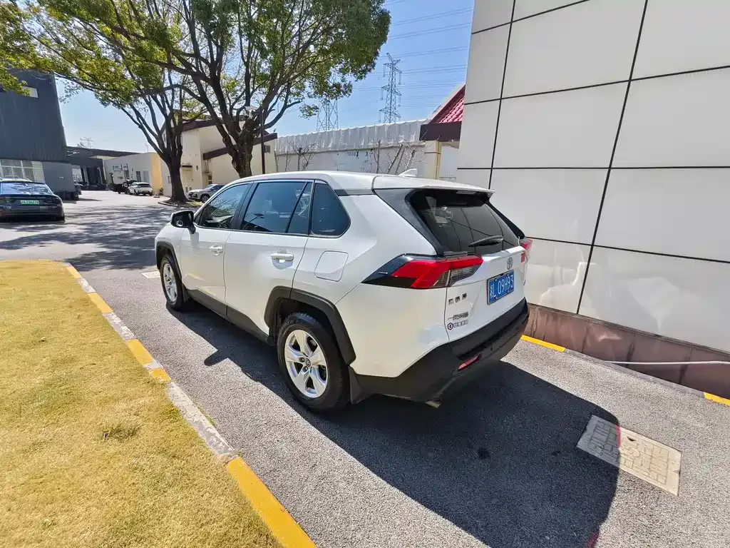 Toyota RAV4 2023 из CN, фото 8
