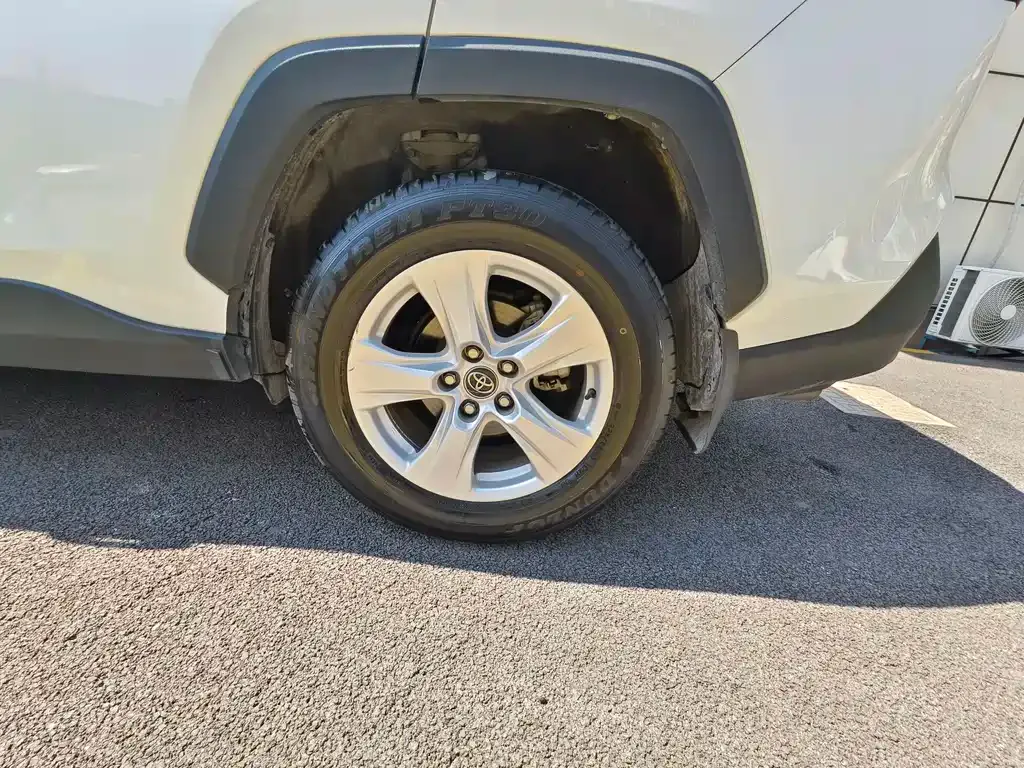 Toyota RAV4 2023 из CN, фото 9