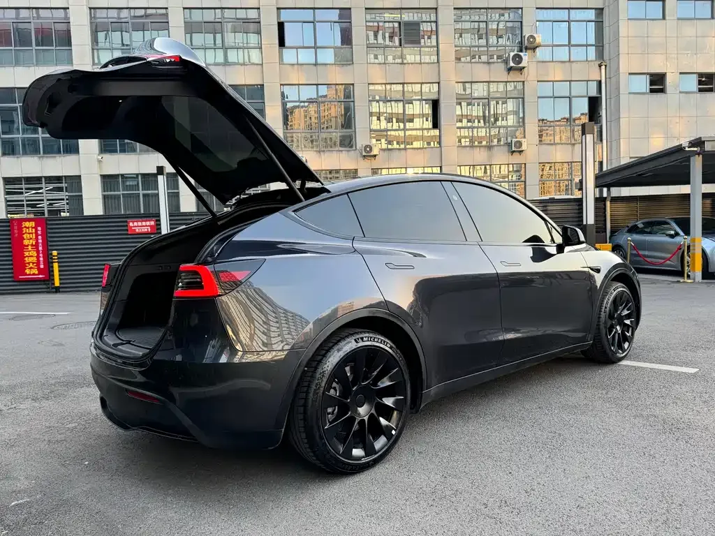 Tesla Model 3 — фото 10
