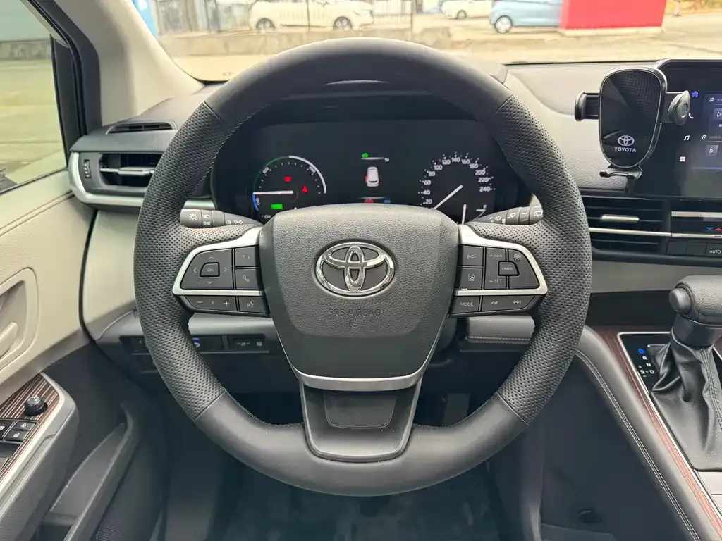 Toyota Granvia — фото 3
