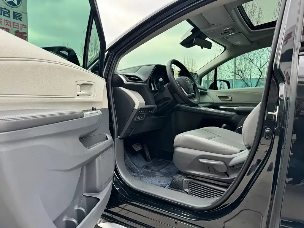 Toyota Granvia — фото 7