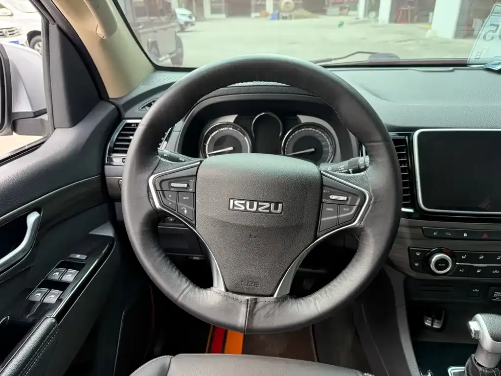 Isuzu MU-X 2021 из CN, фото 2