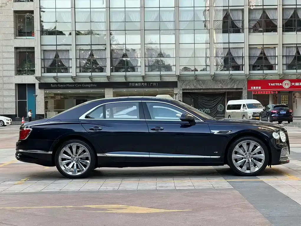 Bentley Flying Spur — фото 9