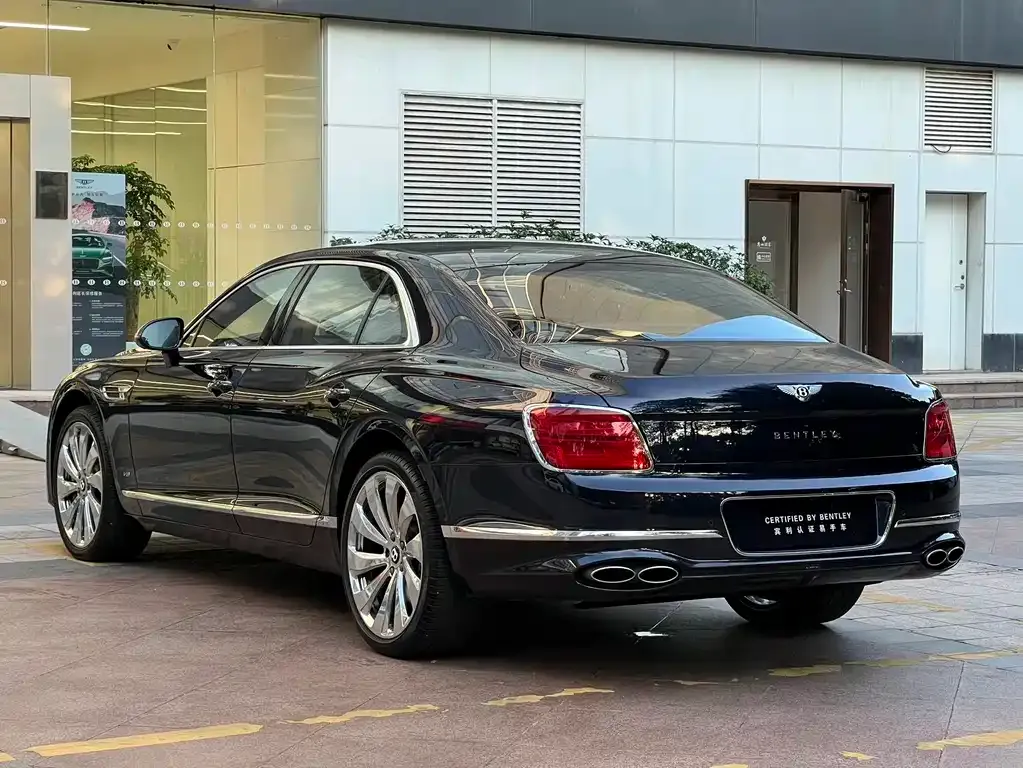 Bentley Flying Spur — фото 10