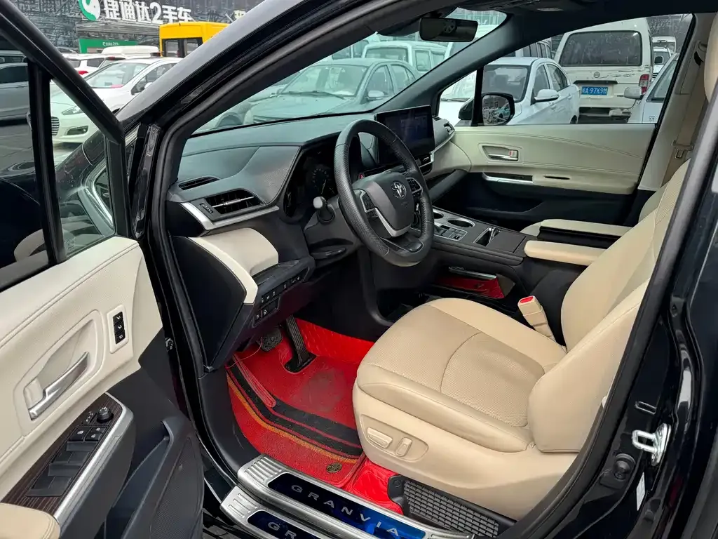 Toyota Granvia — фото 8