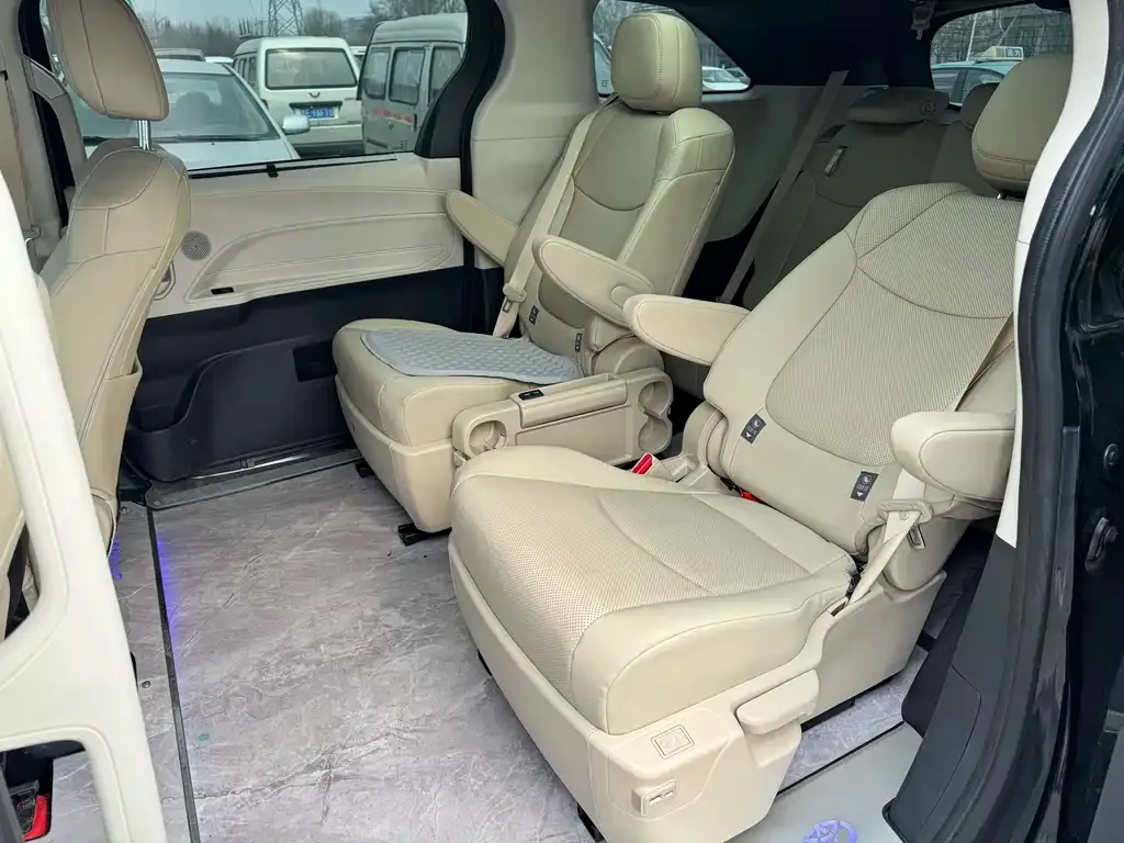 Toyota Granvia — фото 3