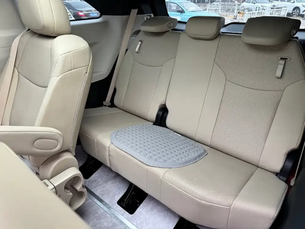Toyota Granvia — фото 6