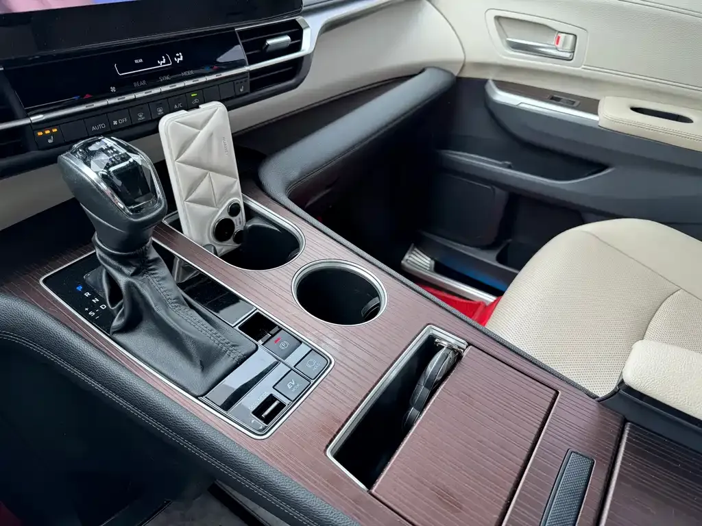 Toyota Granvia — фото 7