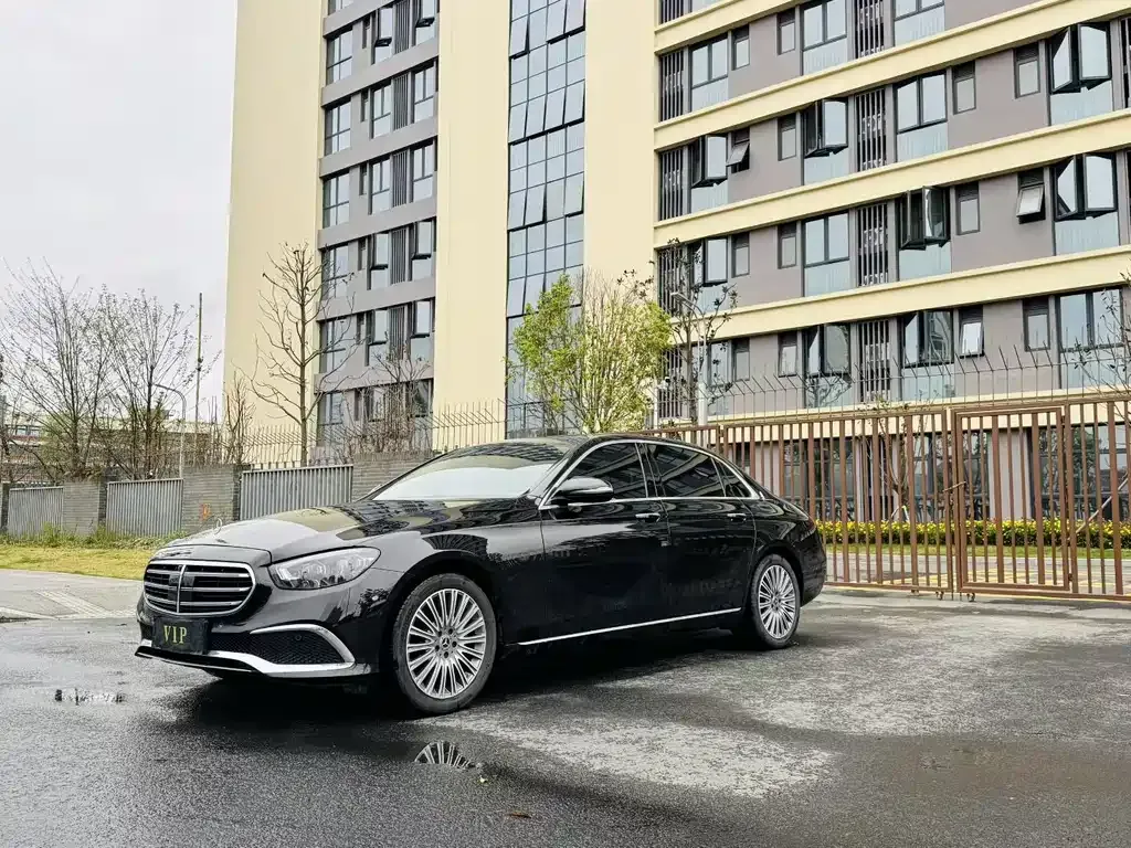 Mercedes-Benz E-Class — фото 1