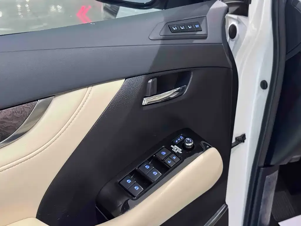 Toyota Alphard — фото 8