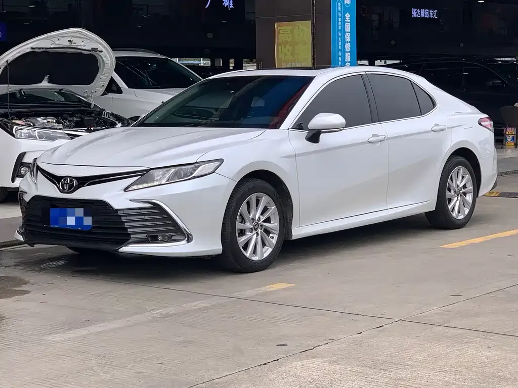 Toyota Camry — фото 1
