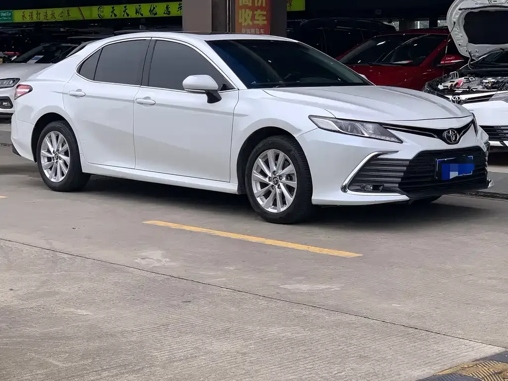 Toyota Camry — фото 3