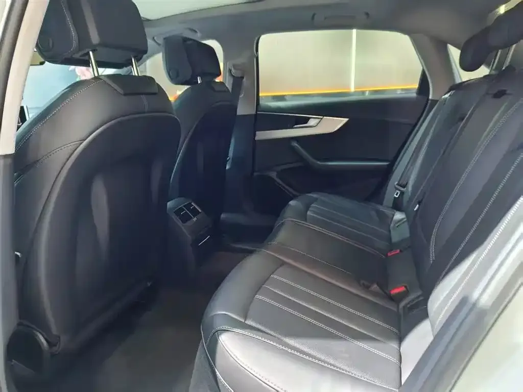 Audi A4L 2022 из CN, фото 2