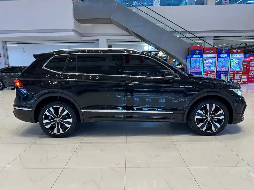 Volkswagen Tiguan L — фото 8