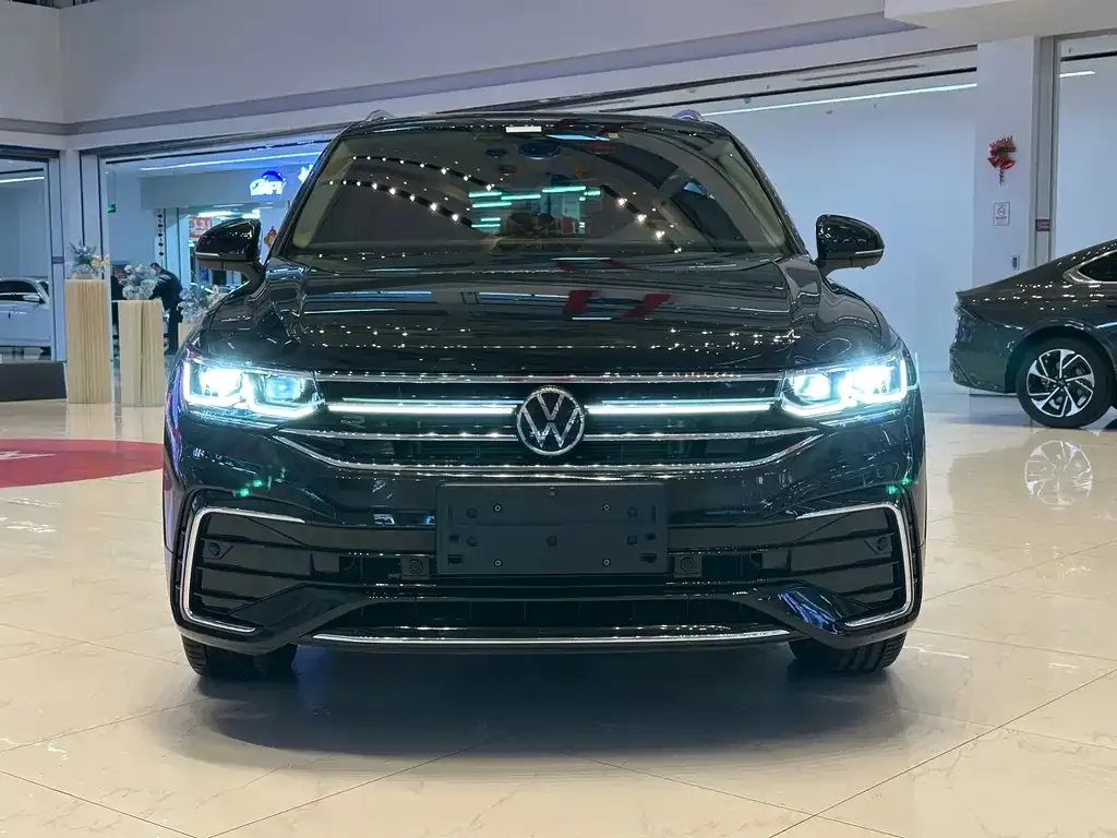 Volkswagen Tiguan L — фото 10