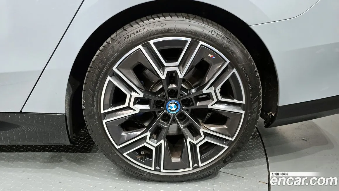 BMW 5-Series 2025 из KR, фото 3