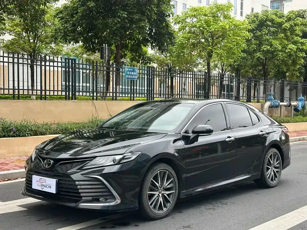 Toyota Camry — фото 1