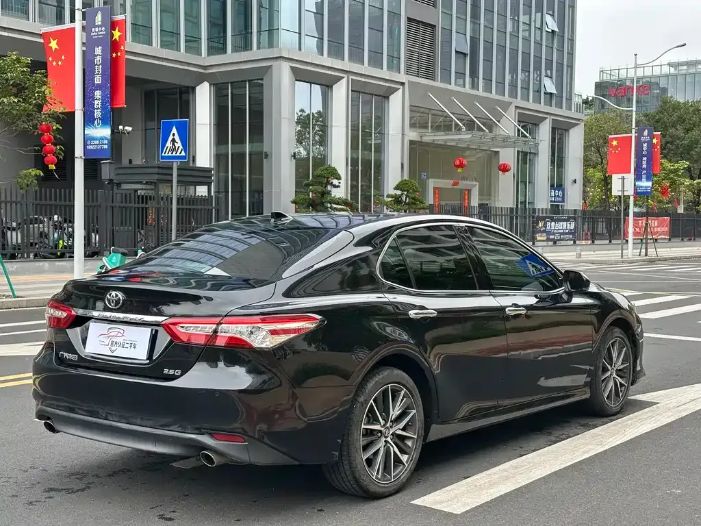 Toyota Camry — фото 6