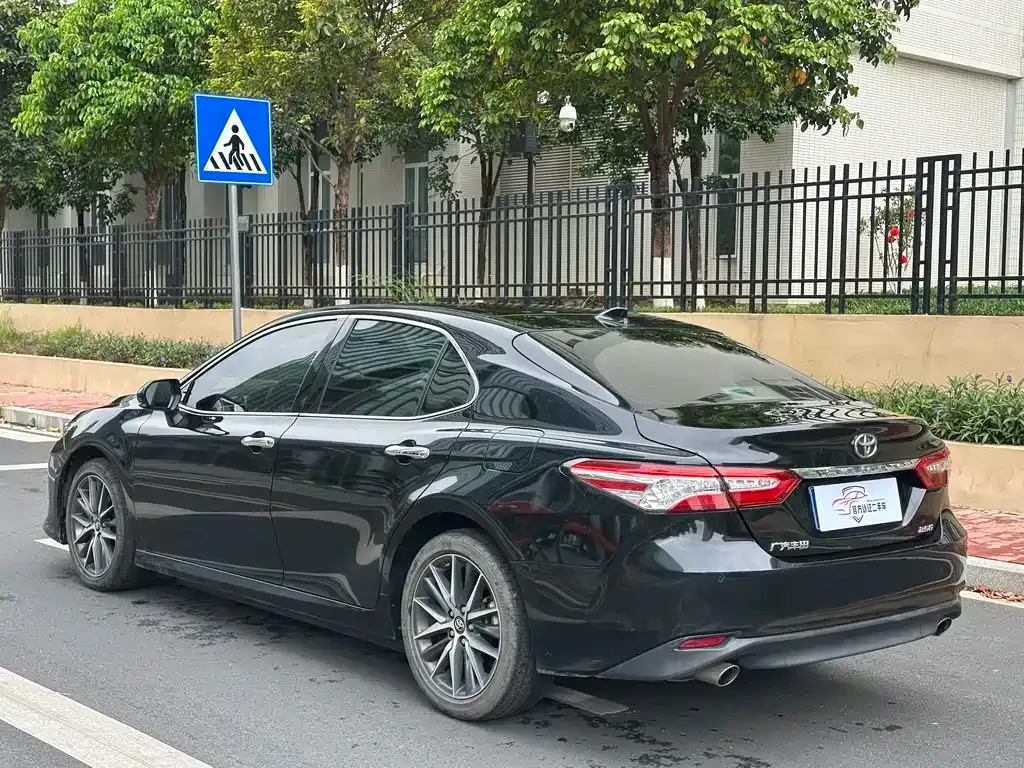 Toyota Camry — фото 10
