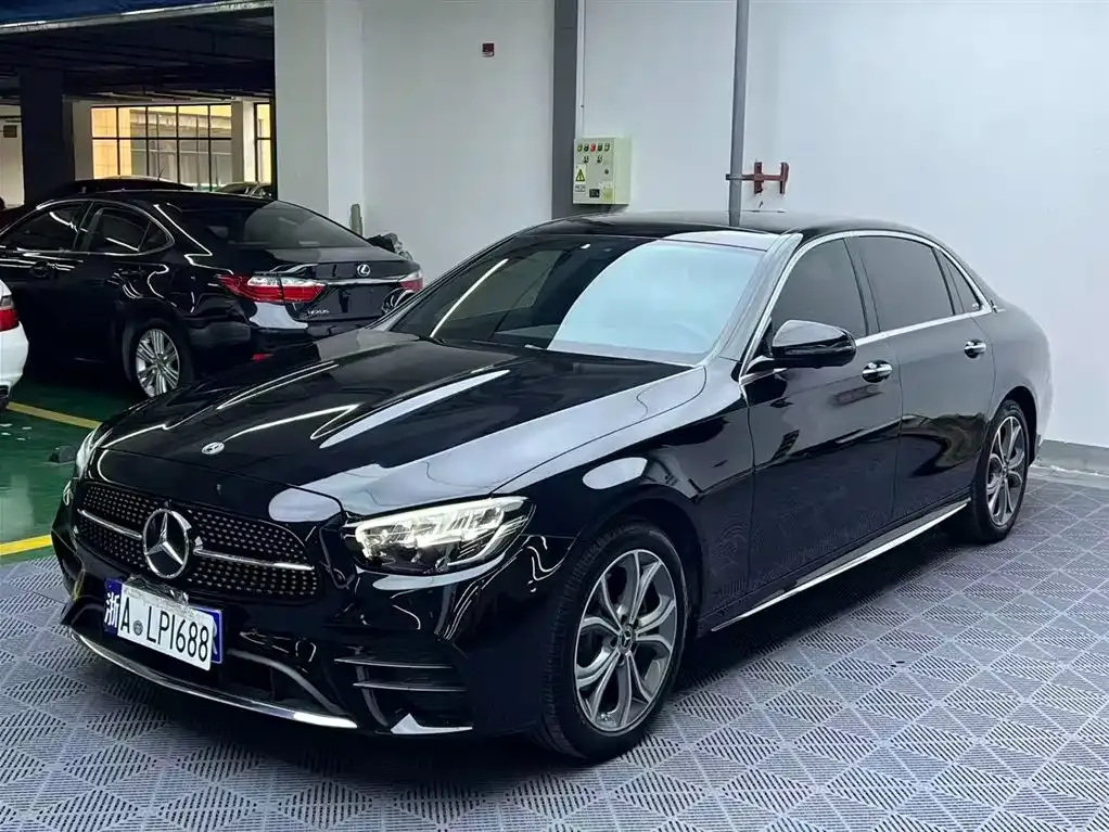 Mercedes-Benz E-Class — фото 1