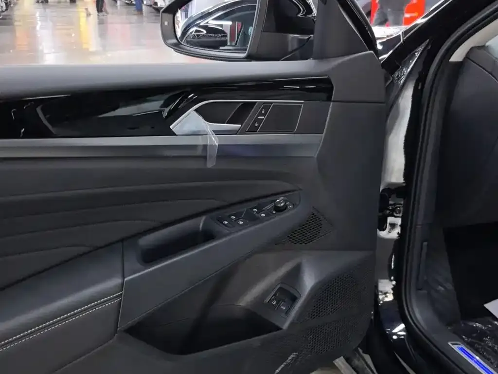 Volkswagen Passat New Energy — фото 10