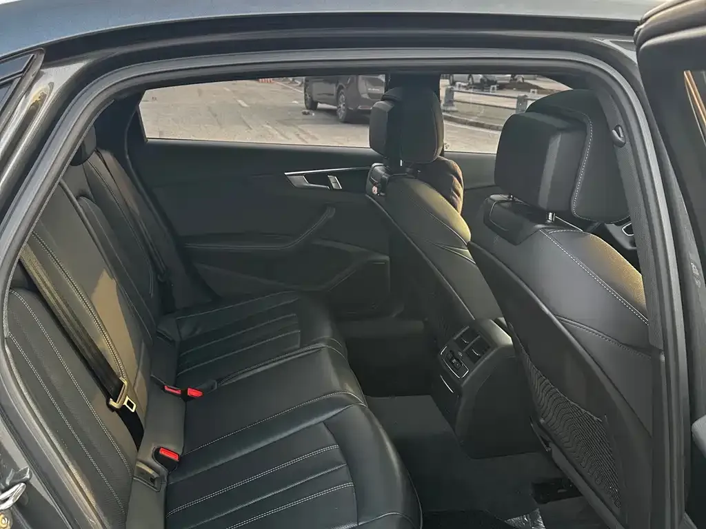 Audi A4L 2024 из CN, фото 3